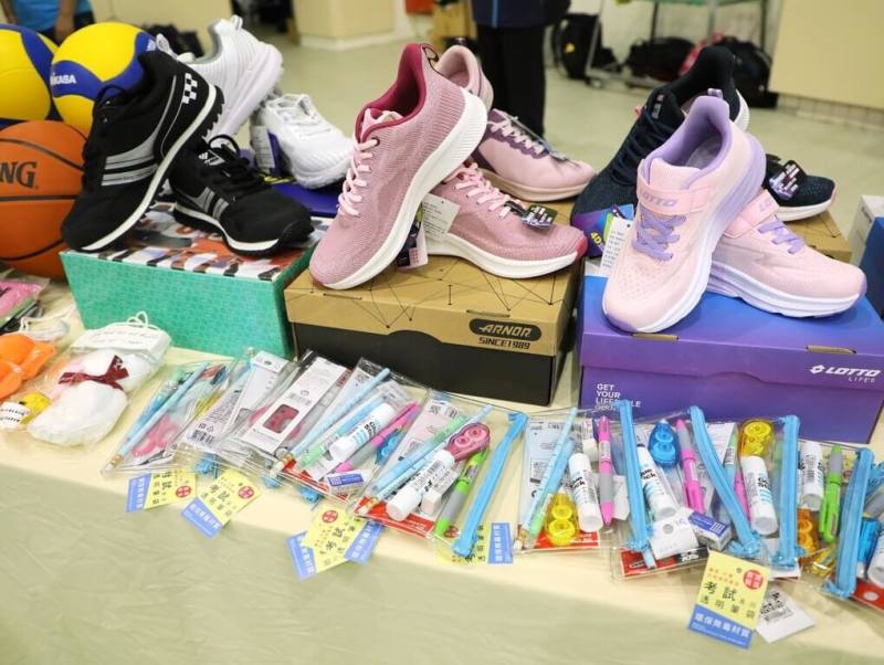 救國團「童心鞋力、愛無限」巡迴列車28日抵達嘉義縣義竹國中，捐贈義竹鄉國中小學童每人1雙運動鞋。（嘉義縣政府提供）