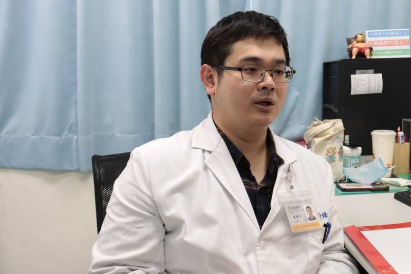 衛福部彰化醫院中醫師黃鋒榮（圖）27日表示，天氣乍暖還寒，肌肉收縮及忽略保暖容易引發拉扭傷或舊傷復發，提醒民眾如遇寒冷或溫差大，須注意保暖，小心受傷。（彰化醫院提供）