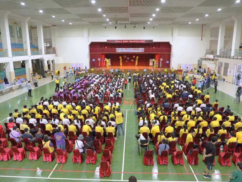 救國團「童心鞋力、愛無限」巡迴列車28日抵達嘉義縣義竹國中，捐贈義竹鄉國中小學童每人1雙運動鞋，並提供籃球、排球、襪子、米等關懷物資。（嘉義縣政府提供）