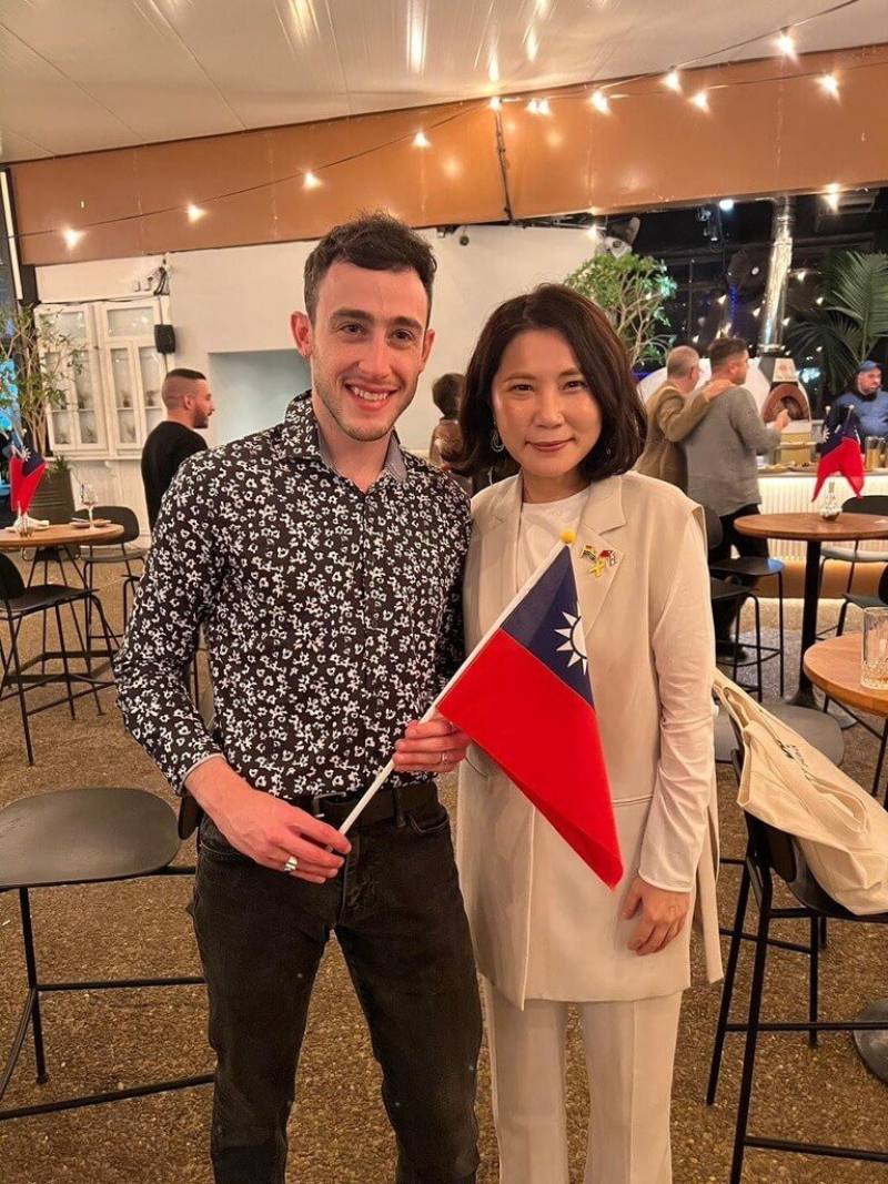 駐以色列代表李雅萍（右）與以色列LGBTQ領袖26日共同舉辦性別平權之夜，展現台灣推動同婚與多元文化成果，以色列作家與網紅弗蕾頓（Blake Flayton）出席表達支持。（駐以色列代表處提供）