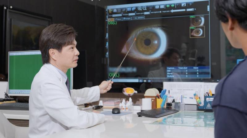 澄清眼科總院長吳孟憲（圖）說，比起配戴眼鏡或隱形眼鏡可能帶來的困擾，近視雷射提供更穩定視力狀態，透過專業的術前評估與術後照護，能幫助更多運動愛好者盡情享受運動樂趣。（澄清眼科提供）