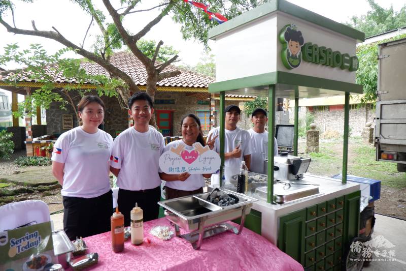 海外臺商熱情參與響應，提供臺灣美食體驗(圖為第22屆海外磐石獎得主-二嫂餐飲集團)