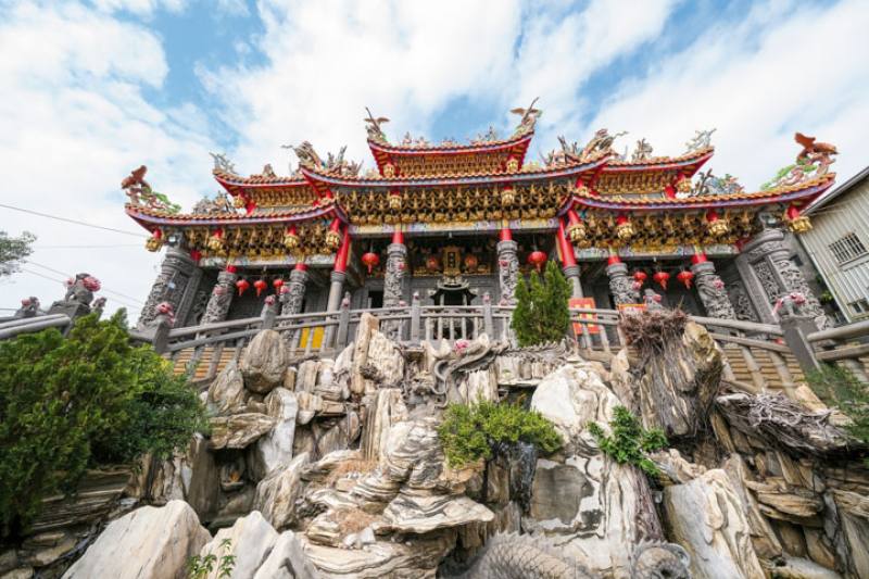 The gods benignly oversee all the sorrows and joys of human life and bring spiritual solace. The photo shows Jhen Hai Temple.​​