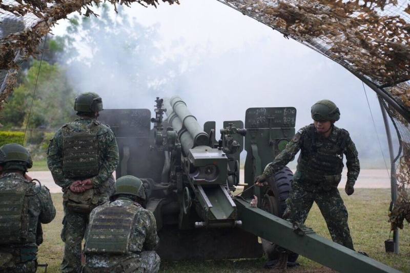 陸軍金防部烈嶼守備大隊28日實施「太武操演」，參演部隊執行多項課目演練，藉由戰場實際景況，使官兵熟稔射擊程序、步驟與要領，強化臨戰應變能力。（金防部提供）