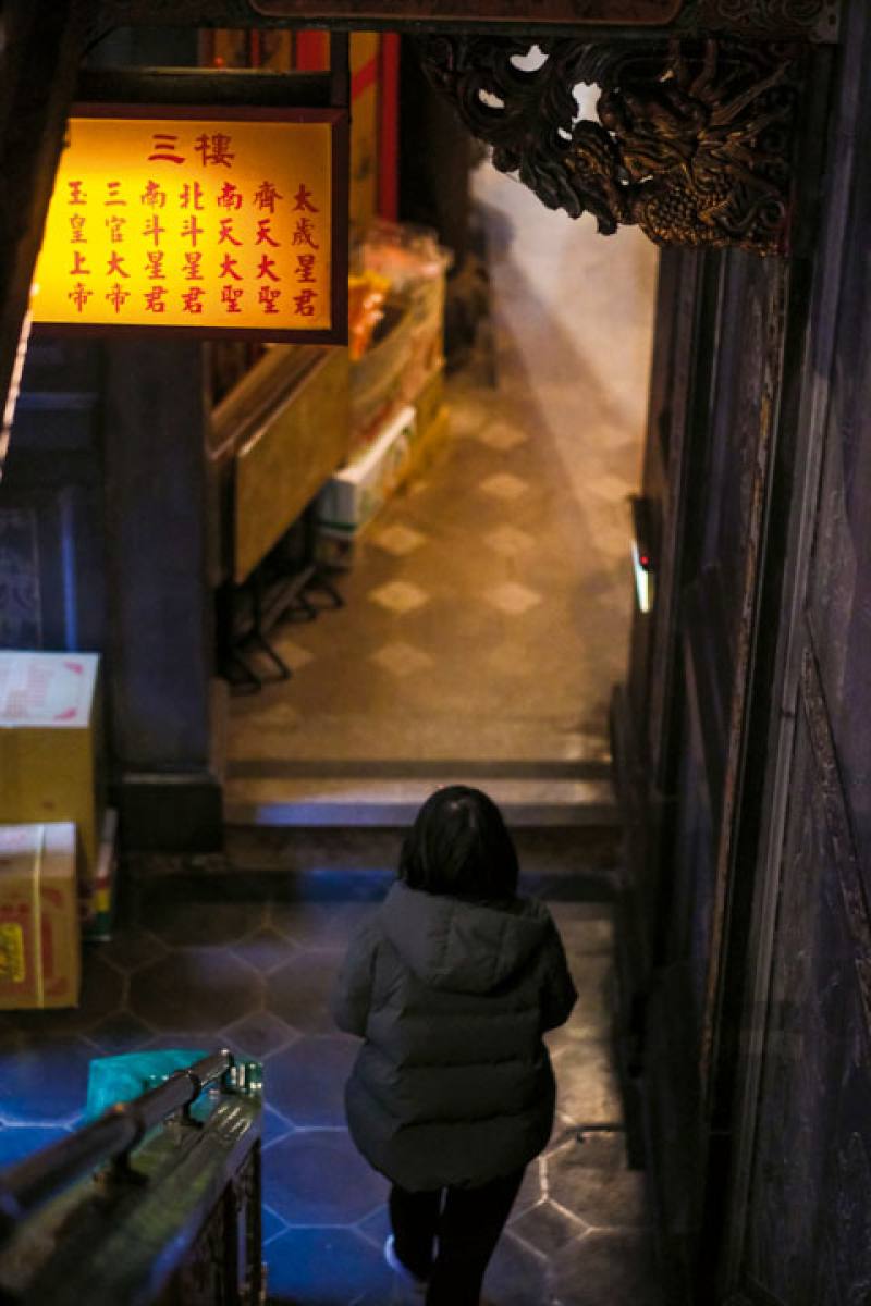 當人們在無助時，會上廟宇尋求心靈安定，獲得繼續前進的力量