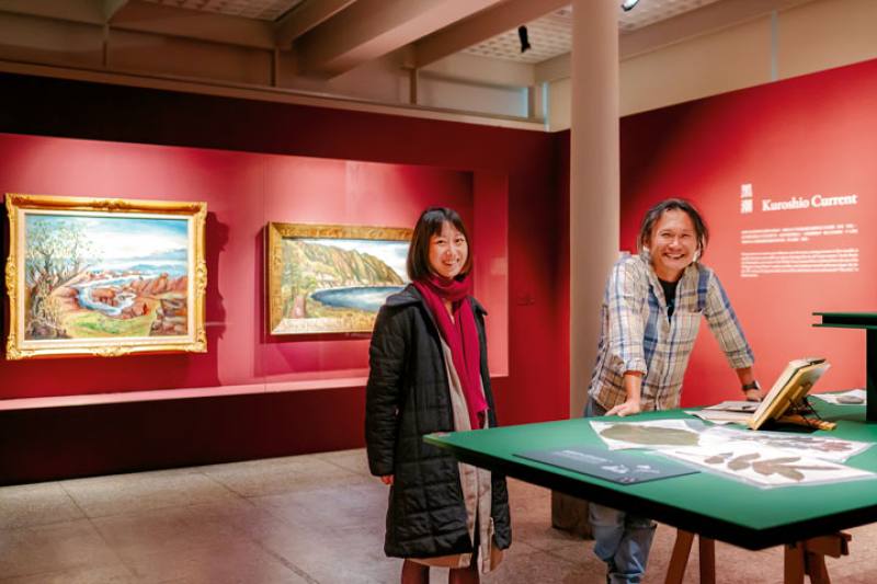 Hung Kuang-chi (right) believes the Chen Cheng-po exhibition represents a precious opportunity to use the works of a Taiwanese painter to interpret Taiwan’s human and physical geography. 
(photo by Lin Min-hsuan)​​
