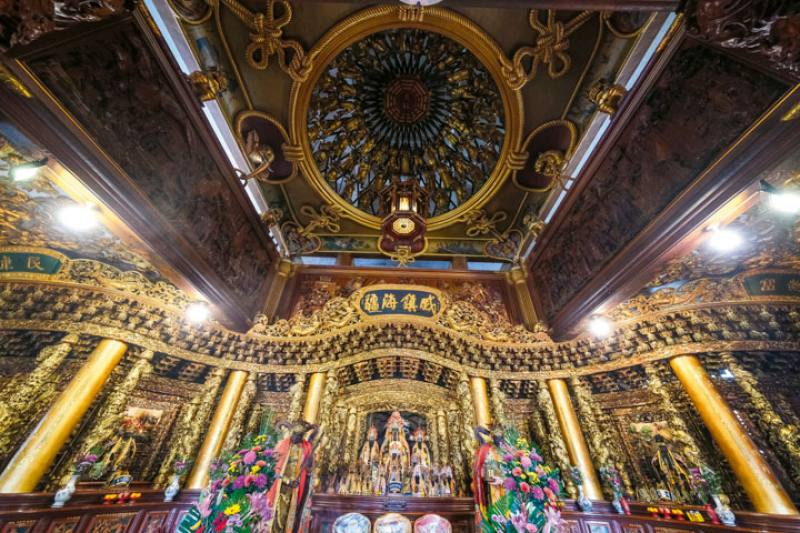 The wave-shaped shrine of the deities at Jhen Hai Temple reflects the application of boat building techniques in the temple’s architecture. The flowing arcs give the structure a unique grandeur.​​