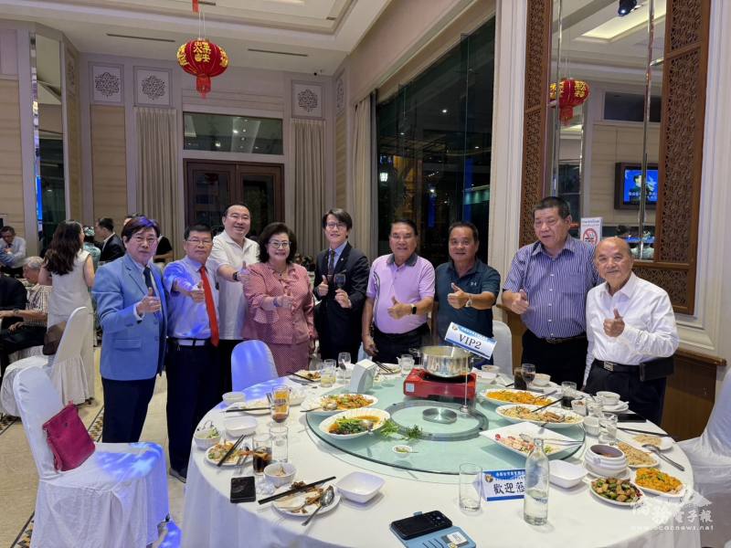 董思齊與部分與會僑領合影