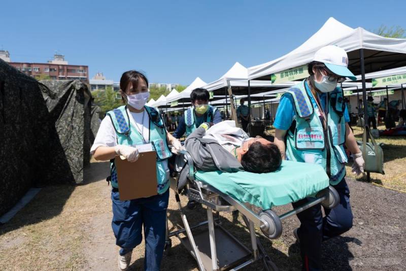 醫護人員運送傷患。（軍聞社資料照片）