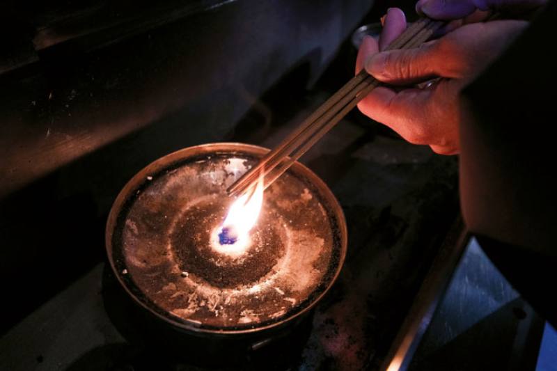 There is a sense of ceremony around in-person divination in a temple. After lighting incense for the gods, you can devoutly reveal your troubles to them face to face.​​