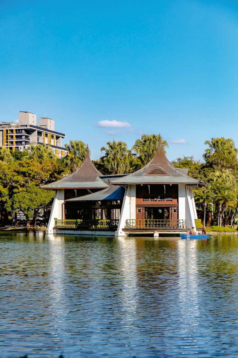 Built during the reign of Emperor Meiji, the proportions of the exterior walls of the pavilion on Taichung Park’s lake adhere to the golden ratio. The lines of its decorative buttresses lend a sense of solidity, adding to its enduring good looks. ​​