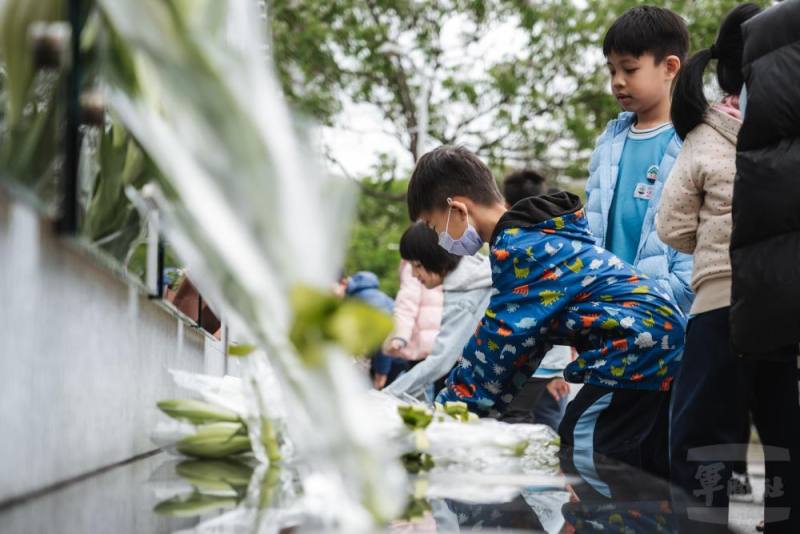 大直國小師生於「0102紀念專區」獻花致祭。（軍聞社記者陳彥樺攝）