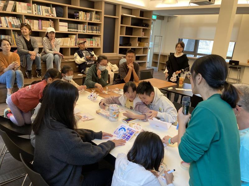 人權館第三季兒童人權主題教育活動於4月登場，搭配「人權繪本小小圖書館」的閱讀與闖關遊戲，邀請親子一同透過故事來認識兒童人權（圖為第二季活動現場照）。