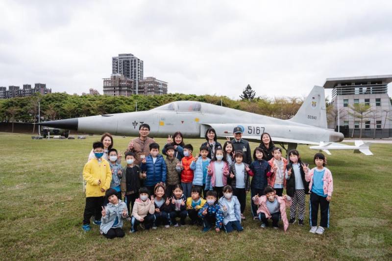 大直國小師生於軍史公園合影留念。（軍聞社記者陳彥樺攝）
