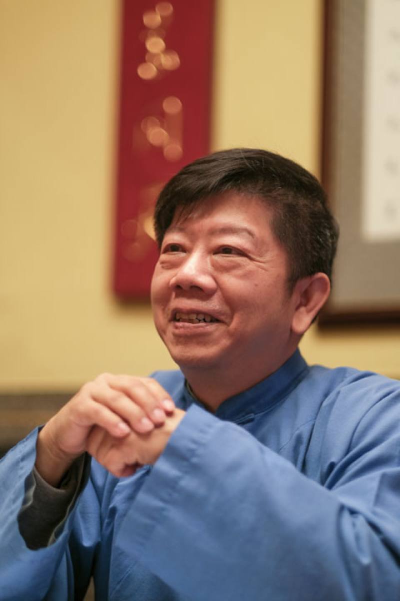 在行天宮擔任執事人員十逾年的曾思凱，在解籤時常提醒信眾，向神明求籤最主要是提點方向，做決定的終究是信眾自己