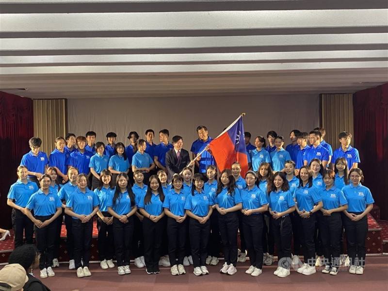 外交部27日表示，2025年「國際青年大使交流計畫」開放報名，預計甄選40名青年大使赴訪馬紹爾群島，途中停留夏威夷和關島。圖為外交部去年舉辦「國際青年大使交流計畫出團授旗典禮」。（中央社檔案照片）