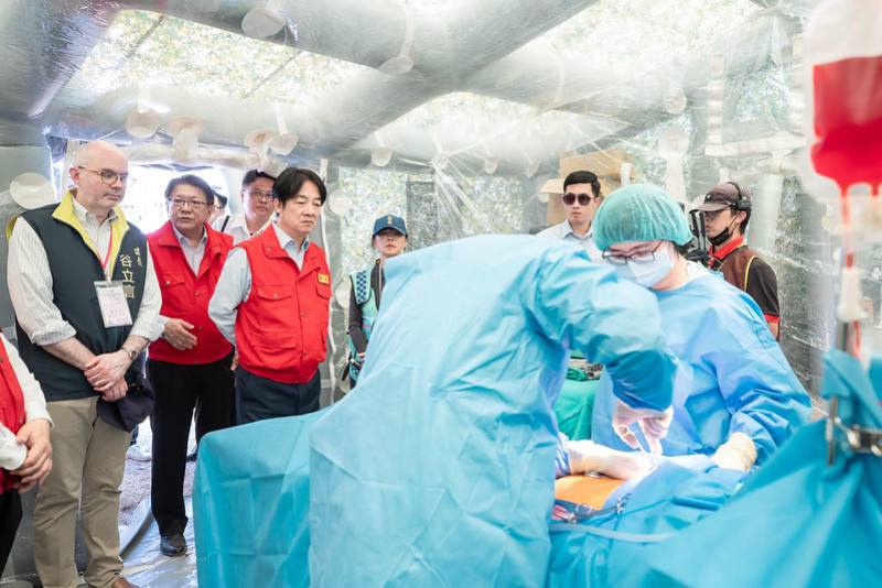 賴清德總統27日午間前往臺南育平郵局視察「2025全社會防衛韌性委員會實地演練：擴充急救醫療場所」