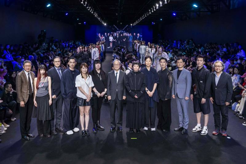 文化部長李遠（中）出席臺北時裝週AW25「時尚‧無盡」開幕秀與Claudia Wang 王子欣（左2）、DYCTEAM Fly趙之逸（左4）、GIOIA PAN潘怡良（左6）、oqLiq洪琪（右6）、UUIN 劉子超（右4）、WEAVISM 織本主義 Tony陳璽年（右2）及6家紡織業者代表合影。