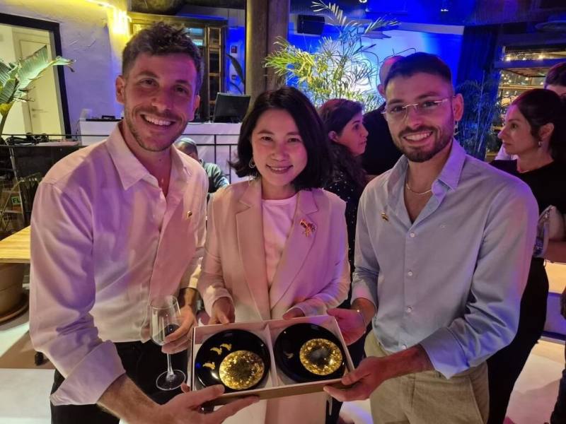 駐以色列代表李雅萍（中）26日與以色列LGBTQ平權協會共同舉辦台以性別平權社群之夜，展現台灣推動同婚與多元文化成果。該協會平台意見領袖卡爾曼（左）及阿維夫（右）出席。（駐以色列代表處提供）