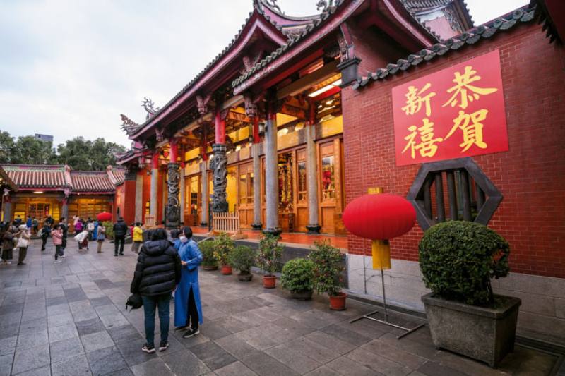 At Xingtian Temple in Taipei, whether you come to pray for something or to ask the deities a question, you can seek the help of a “deacon” (wearing blue Daoist robes) to understand the divination process and significance of each step.