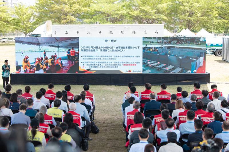 總統抵達後，首先聽取「擴充急救醫療場所」簡報