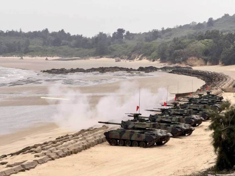 陸軍金防部烈嶼守備大隊28日拂曉實施「太武操演」，運用戰、甲車及火砲等裝備對空中及海上目標實施射擊。（金防部提供）