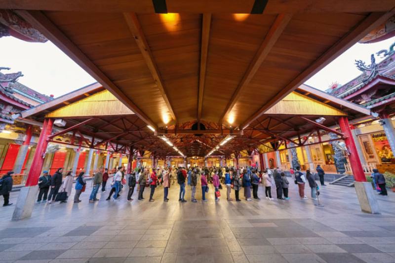 Zeng Sikai suggests that when waiting in line for the shoujing ritual, one should set aside one’s mobile phone and focus on the sense of tranquility in the temple. This will go a long way to ensuring that the ritual succeeds.