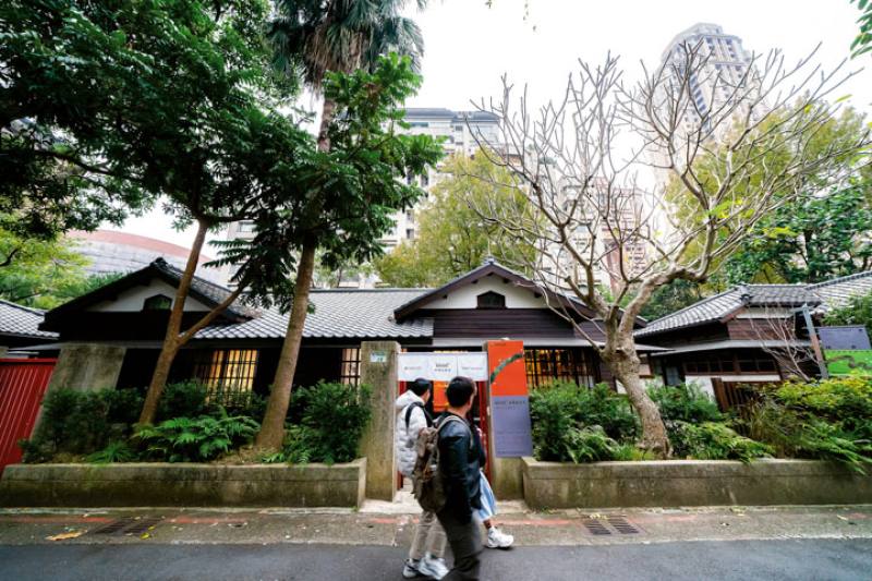 台灣日治時代所留下的建築，流露出了台灣人對於文資、歷史的重視，而這些搖變為商業空間的場域，就如同華山文創園區、松山文創園區一樣，成為外國人來台灣觀光的重點