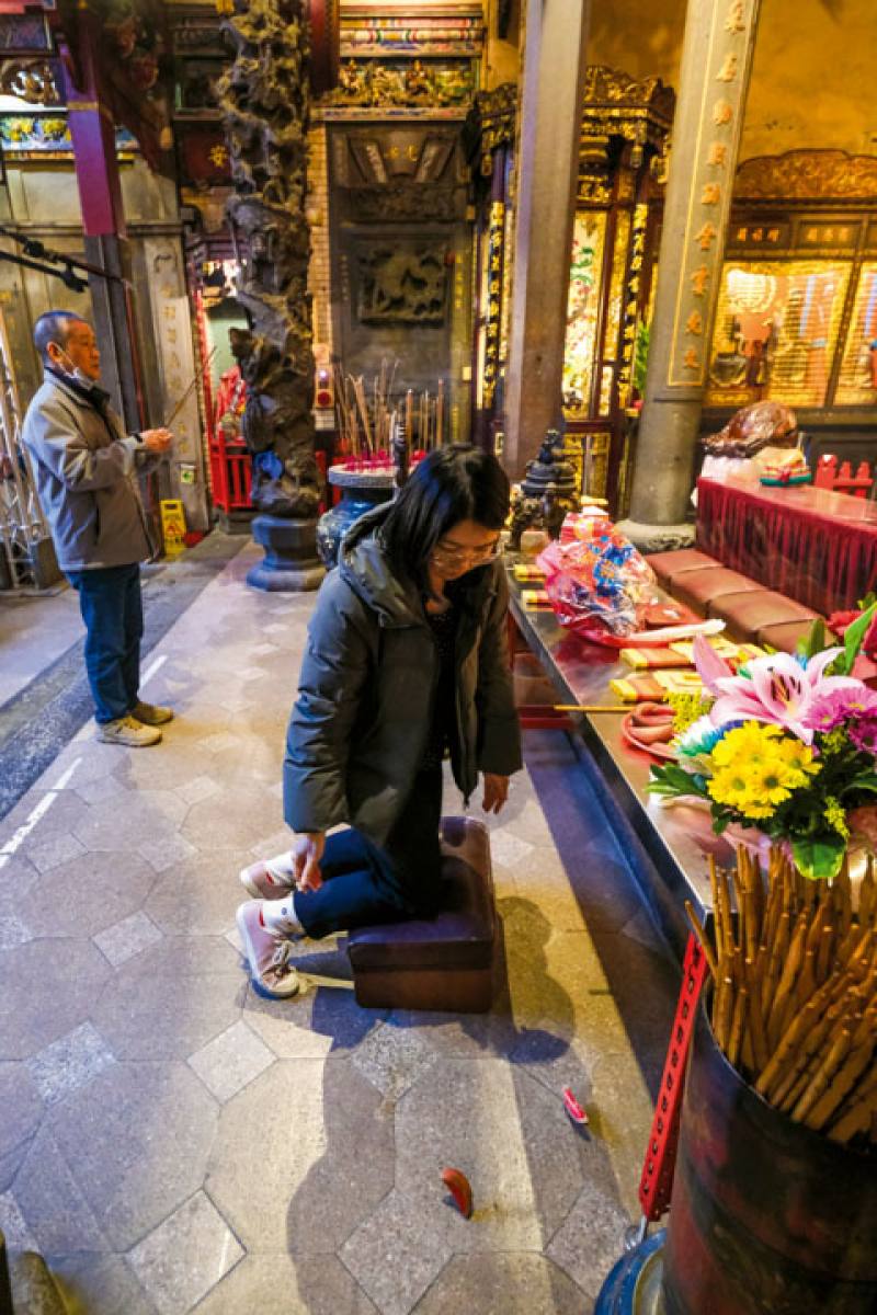 Before drawing a fortune stick, one must first cast the jiaobei (divination blocks) to receive permission from the gods.​​