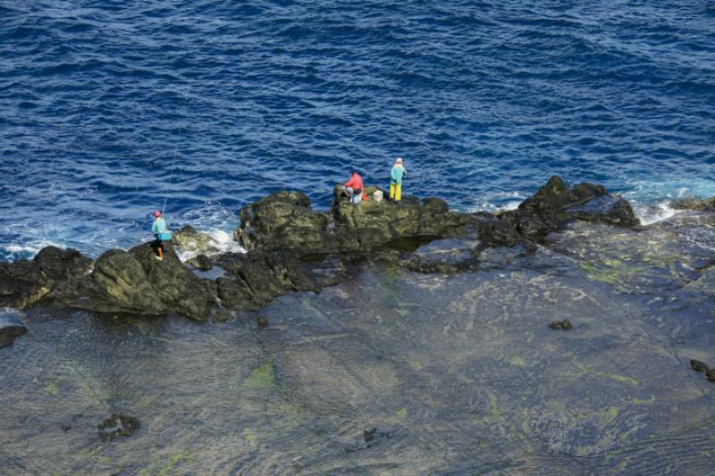 Chen Cheng-po’s Crashing Waves depicts rock fishing, an activity that continues to give pleasure to people in Taiwan to this day. (photo by Jimmy Lin)​​