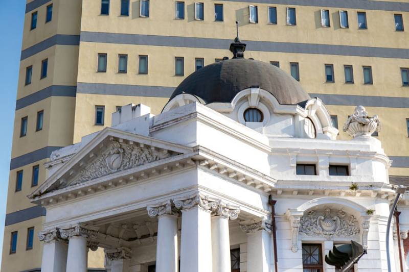 Originally designed by the Japanese, Taichung’s Central District retains many buildings from that era. The photo shows the Taichung Shiyakusho (former city government office), across the street from the Taichung Prefectural Hall. ​​