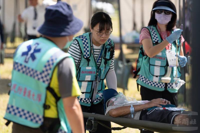 醫護人員運送傷患。（軍聞社資料照片）