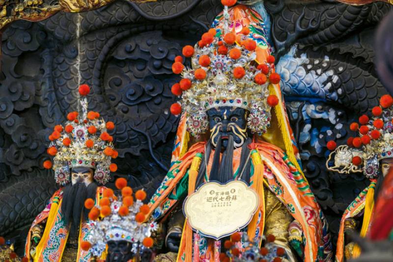 鎮海宮主祀七王爺，全天候分擔人們的各種煩惱，為國內外民眾牽起信仰的連結。