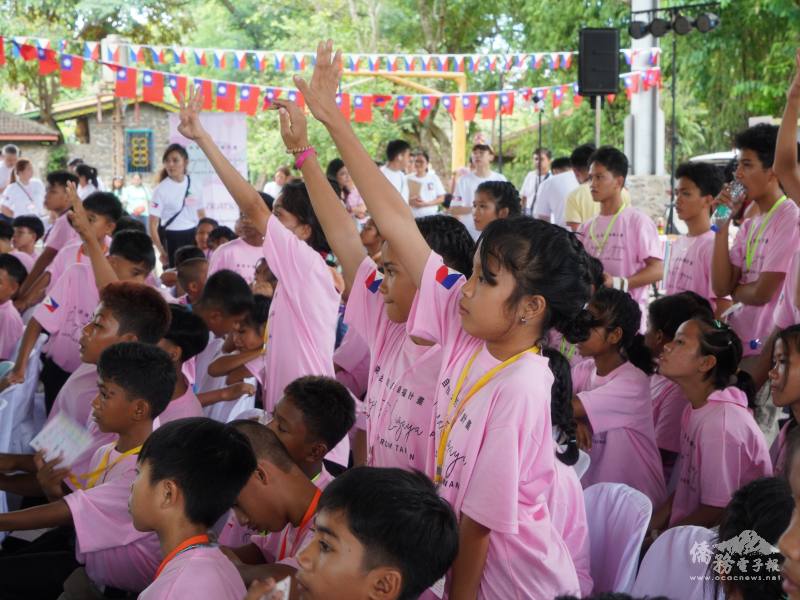當地育幼院孩子踴躍參與問答互動