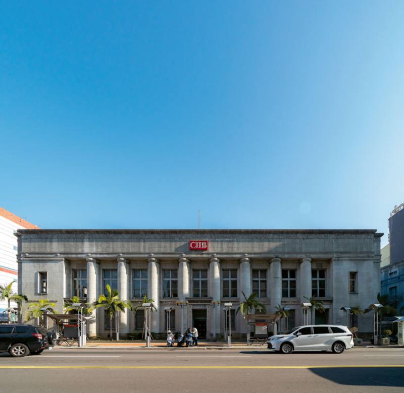 The Japanese weren’t the only ones to draw on Western architectural vocabulary during the colonial era; Taiwanese did, too! Built in 1938 by a group of local gentry, the former head office of Chang Hwa Bank in Taichung’s Central District is still in use t