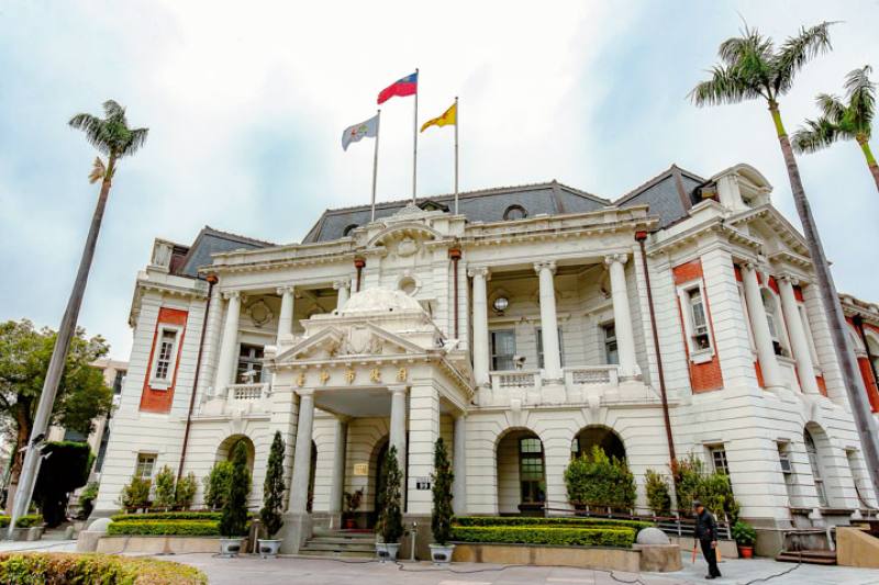 The magnificent and dignified Taichung Prefectural Hall was built during the Meiji period. Designed by Japanese architect Matsunosuke Moriyama, a student of Kingo Tatsuno, it includes a Mansard roof reminiscent of Paris. ​​