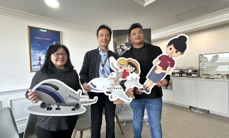 華航舊金山分公司總經理曾煜屏（中），與觀光署駐舊金山辦事處主任李思賢（左）及舊金山灣區段純貞牛肉麵老闆蔡勳璽（右）共同宣傳台灣觀光及美食。