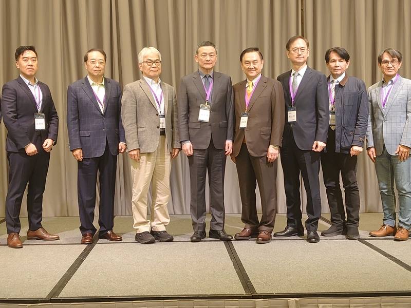 台灣半導體產業協會（TSIA）28日召開會員大會，改選理監事，並由台積電資深副總經理暨副共同營運長侯永清（左4）當選連任理事長