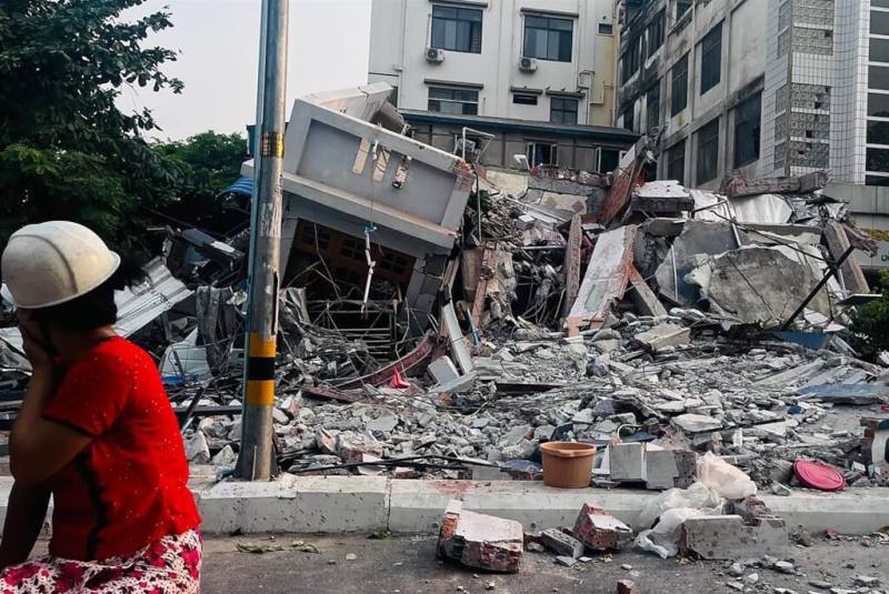 緬甸28日發生規模7.7地震，瓦城居民看著被地震震垮的房子。（法新社）