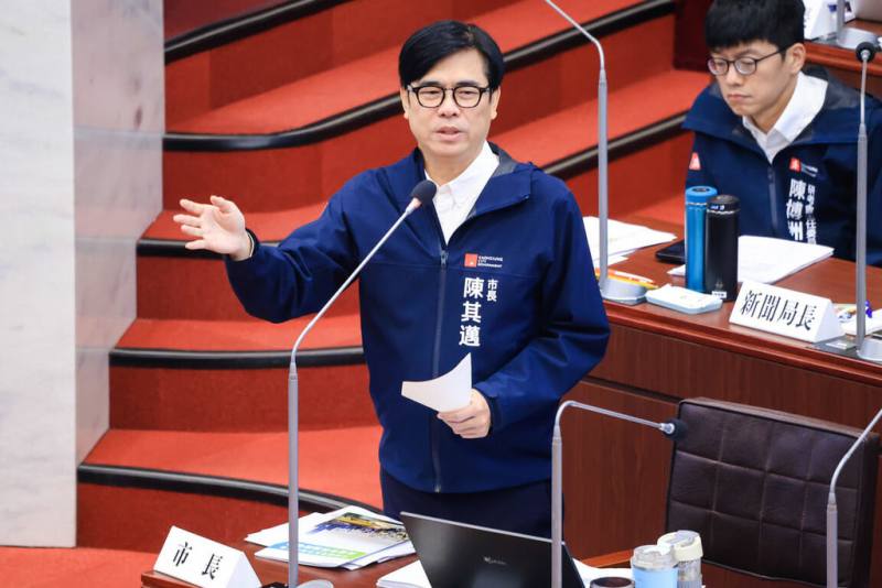 高雄市長陳其邁（前）28日列席議會答詢，回應議員提出應爭取在南星計畫區新建國際機場問題，他表示，技術上填海造陸可行，且可綜合捷運紅線及南台灣發展，之後會向交通部建議。（高雄市政府提供）