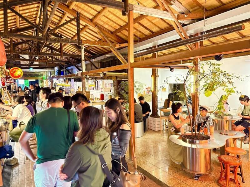 高雄市28至30日同時有大港開唱、櫻花季、張學友演唱會活動，高市府除了延續過去演唱會門票兌換「商圈夜市優惠券」外，也增加「鹽埕踩點集章」活動，助攻演唱會商機。（高雄市經發局提供）