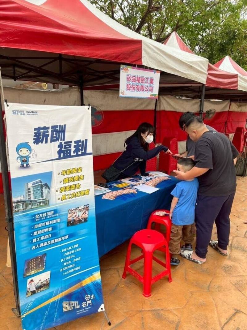 封測大廠矽品精密工業股份有限公司29日在雲林頒發優秀學子獎學金並現場徵才，矽品指出，提供職缺約500個且許多年薪超過新台幣百萬元。（矽品提供）
