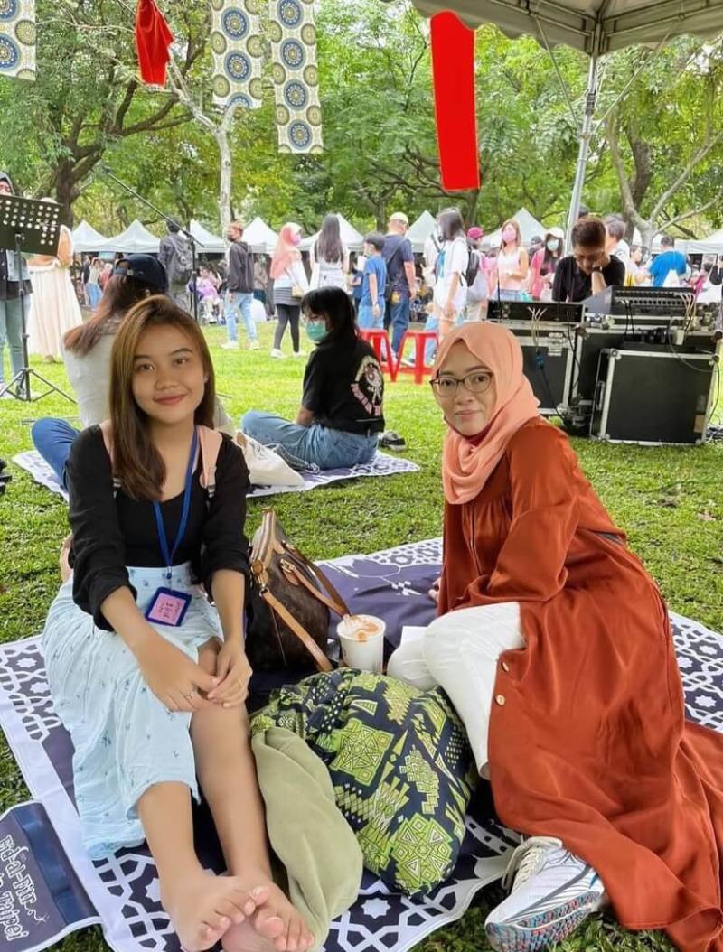 印尼籍移工Umi（右）來台工作10年，在台灣參加過4次開齋節，她會在開齋節當天前往禮拜，之後與朋友一起享用開齋餐、彼此祝福。（Umi提供）