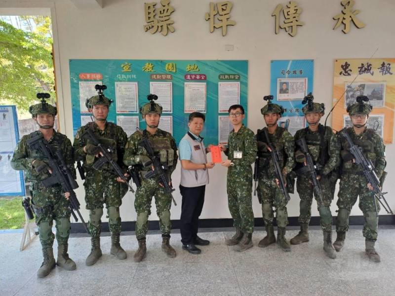 吳站長與官兵一同合影並致贈慰問金。（高雄市軍人服務站提供）