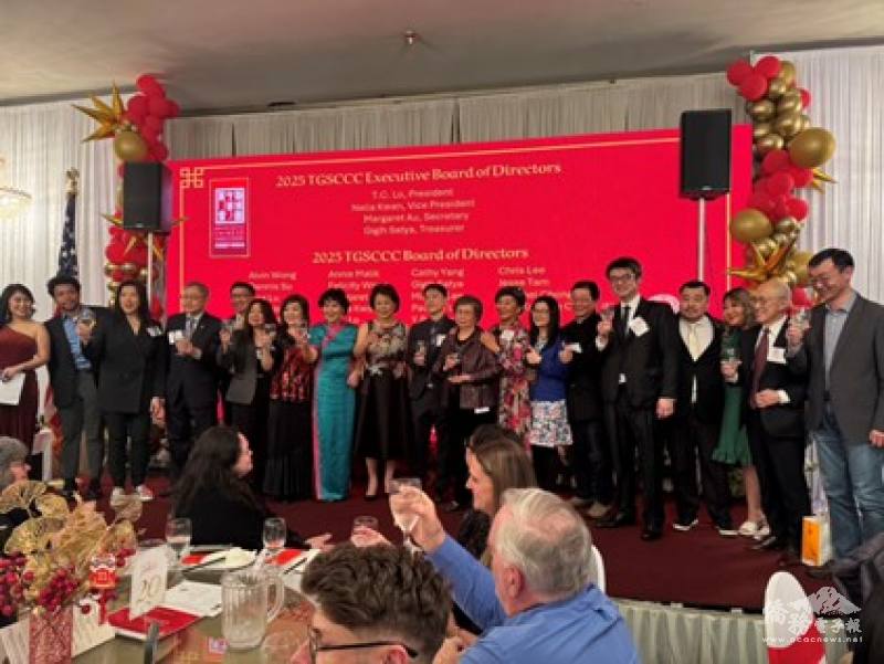 中華商會理事與商會會員及嘉賓敬酒