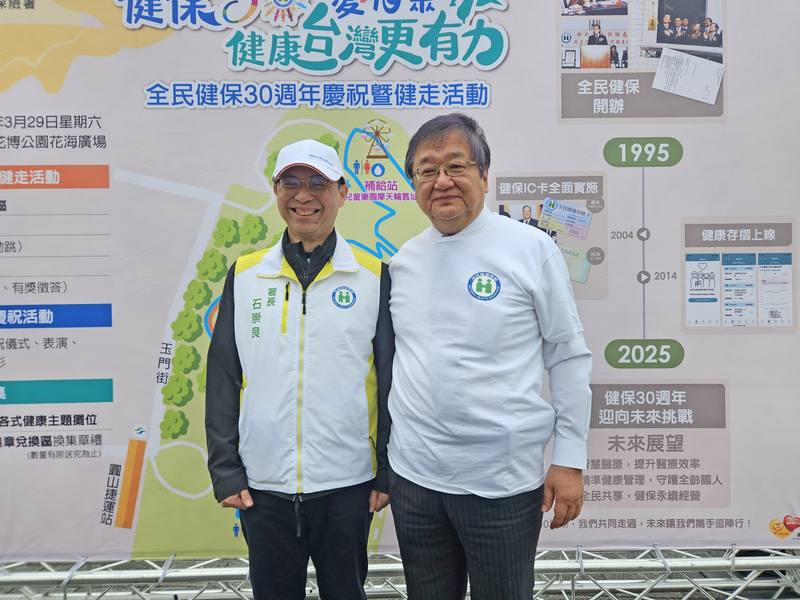 國健署委託的國民營養調查疑未善盡知情同意義務，衛福部長邱泰源（右）29日受訪時表示，將全面檢討、釐清相關人員溝通是否存在疏忽，確保研究過程符合行政及倫理規範，知情同意是所有研究的基本要求。左為健保署長石崇良