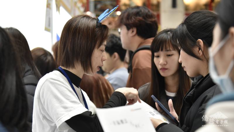 僑生踴躍參與「2025年僑生就業博覽會」，與企業面談展開留臺旅程