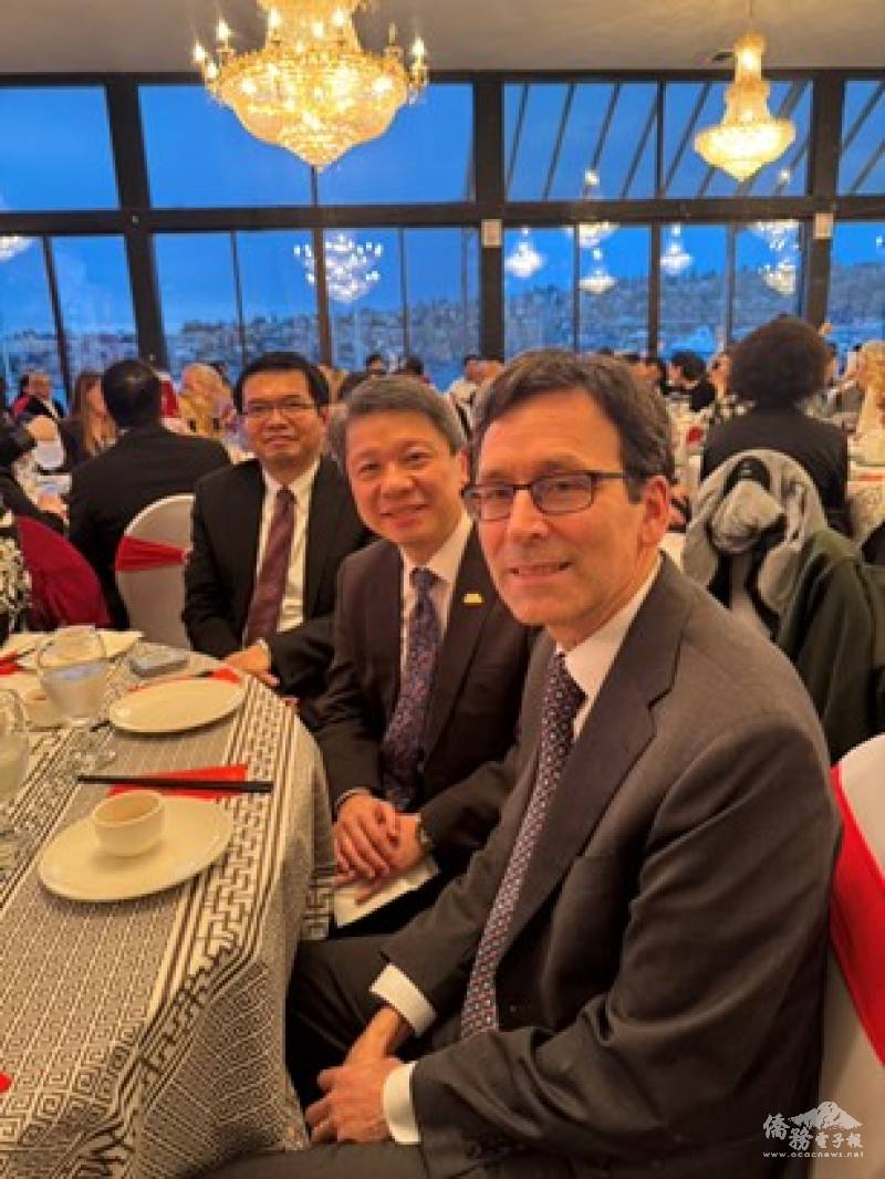 僑教中心王偉讚主任(左)、駐西雅圖辦事處甄國清處長(中)及華盛頓州州長Bob Ferguson(右)合影