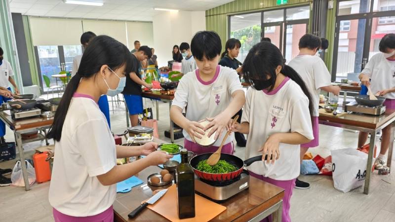 南隆國中學生手作野蓮烘蛋料理