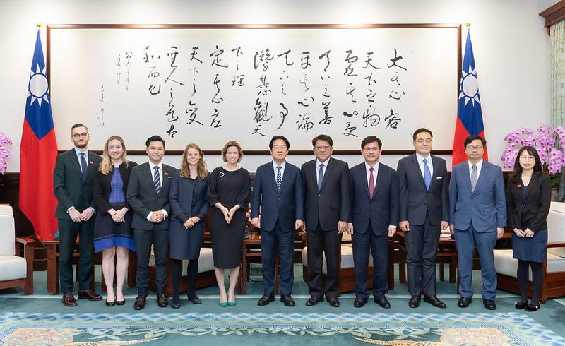 總統與訪賓一行合影